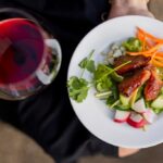 O chef Charlie Palmer, à direita, e seu filho, o chef Reed Palmer, serão os anfitriões do 19º festival Pigs & Pinot, de 20 a 21 de março de 2026, em Healdsburg. (Foto de Emma K criativa)