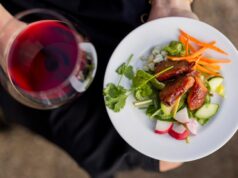 Pigs & Pinot: a gala anual de Charlie Palmer destaca chefs pai e filho O chef Charlie Palmer, à direita, e seu filho, o chef Reed Palmer, serão os anfitriões do 19º festival Pigs & Pinot, de 20 a 21 de março de 2026, em Healdsburg. (Foto de Emma K criativa)