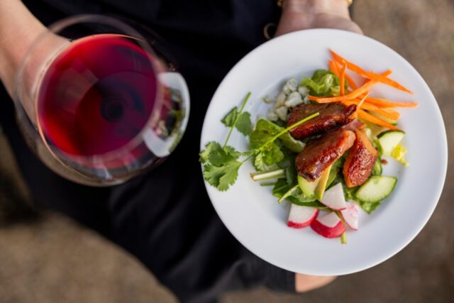 O chef Charlie Palmer, à direita, e seu filho, o chef Reed Palmer, serão os anfitriões do 19º festival Pigs & Pinot, de 20 a 21 de março de 2026, em Healdsburg. (Foto de Emma K criativa)