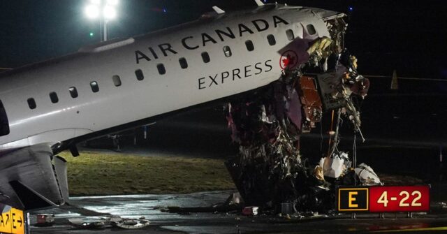 Pilotos mortos, grande aeroporto fechado após avião colidir com caminhão de bombeiros
