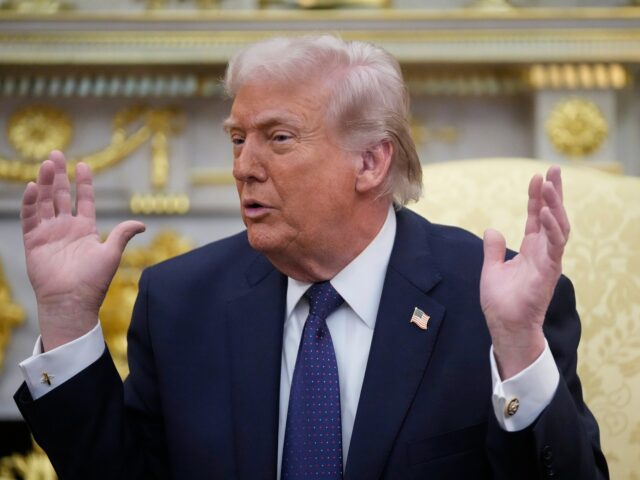 'Pior cenário': Trump pondera substituir Khamenei como líder do Irão
