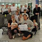 Sable e Brandon Cooper (à esquerda e à direita) são muito bem recebidos por sua família em Londres Heathrow, depois de serem pegos no meio dos ataques em Dubai