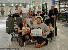 Placas pintadas à mão de ‘bem-vindo ao lar’ e abraços chorosos: reuniões emocionantes no aeroporto para os britânicos enquanto eles contam sobre correr para um abrigo enquanto as explosões soavam no alto e dormir em toalhas no subsolo em Dubai Sable e Brandon Cooper (à esquerda e à direita) são muito bem recebidos por sua família em Londres Heathrow, depois de serem pegos no meio dos ataques em Dubai