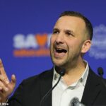 Zack Polanski (na foto) prometeu dar aos professores um grande aumento salarial, reduzir os exames e fazer com que as escolas combatam a extrema direita – usando impostos arrecadados dos ricos.