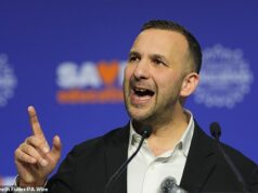 Polanski fala de aumentos salariais de professores, redução de exames e luta contra a extrema direita – taxando os ricos para pagar por tudo Zack Polanski (na foto) prometeu dar aos professores um grande aumento salarial, reduzir os exames e fazer com que as escolas combatam a extrema direita – usando impostos arrecadados dos ricos.