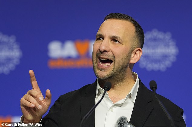 Polanski fala de aumentos salariais de professores, redução de exames Zack Polanski (na foto) prometeu dar aos professores um grande aumento salarial, reduzir os exames e fazer com que as escolas combatam a extrema direita – usando impostos arrecadados dos ricos.