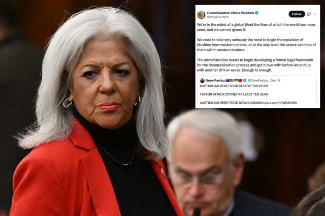 Polêmico de Nova York processando conselho por tentar censurá-la por Uma mulher de cabelos brancos e um blazer vermelho está em uma sala com uma mulher de vestido vermelho sentada ao lado dela, ambas no meio de uma multidão.