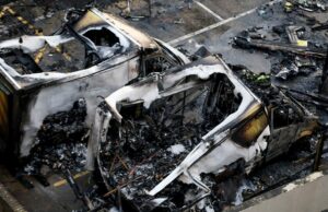 Polícia antiterrorista do Reino Unido investiga ataque incendiário anti-semita enquanto grupo ligado ao Irã assume a responsabilidade Polícia antiterrorista do Reino Unido investiga ataque incendiário anti-semita enquanto grupo ligado ao Irã assume a responsabilidade