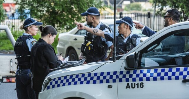 Polícia no local na Shale Street em Lidcombe ontem.