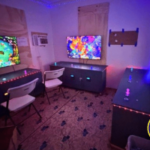 A polícia de Honolulu faz uma batida na sala de jogos de Wahiawa, apreende máquinas e dinheiro. Sala com vários monitores de tela plana e consoles de jogos dispostos em mesas compridas com cadeiras, iluminadas por luzes LED coloridas, dentro de uma suposta operação de jogo ilegal invadida pelo Departamento de Polícia de Honolulu em Wahiawā.