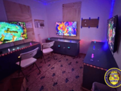 Polícia de Honolulu faz batida na sala de jogos de Wahiawa, apreende máquinas e dinheiro A polícia de Honolulu faz uma batida na sala de jogos de Wahiawa, apreende máquinas e dinheiro. Sala com vários monitores de tela plana e consoles de jogos dispostos em mesas compridas com cadeiras, iluminadas por luzes LED coloridas, dentro de uma suposta operação de jogo ilegal invadida pelo Departamento de Polícia de Honolulu em Wahiawā.