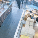 Dois homens mascarados e vestidos de preto invadiram a loja de kebab armados.