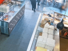 Polícia divulga imagens do momento em que homens invadem loja de kebab em Sydney em tiroteio Dois homens mascarados e vestidos de preto invadiram a loja de kebab armados.