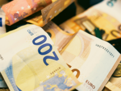 Polícia espanhola desmonta rede de lavagem de dinheiro de jogos de azar que explora refugiados de guerra ucranianos A polícia espanhola desmascarou uma rede de lavagem de dinheiro de jogos de azar que explorava refugiados de guerra ucranianos. Grande plano de notas e moedas de euro dispersas, com uma nota de 200 euros bem visível em primeiro plano.