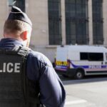 A polícia está do lado de fora do prédio do Bank of America em Paris, sábado, 28 de março de 2026. (AP Photo/Nicolas Garriga)