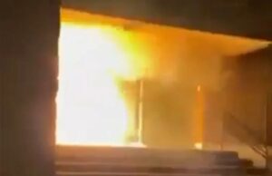 Polícia investiga ataque noturno a sinagoga holandesa Incêndio irrompe em uma sinagoga em Roterdã, na Holanda, enquanto a polícia investiga o ataque em 13 de março de 2026.