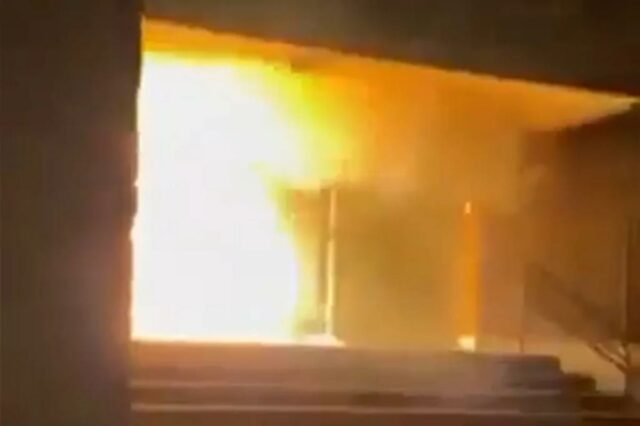 Incêndio irrompe em uma sinagoga em Roterdã, na Holanda, enquanto a polícia investiga o ataque em 13 de março de 2026.