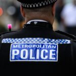 Policial de Londres filmado no meio de uma multidão intimidando jornalistas da Al Jazeera