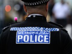 Policial de Londres filmado no meio de uma multidão intimidando jornalistas da Al Jazeera Policial de Londres filmado no meio de uma multidão intimidando jornalistas da Al Jazeera