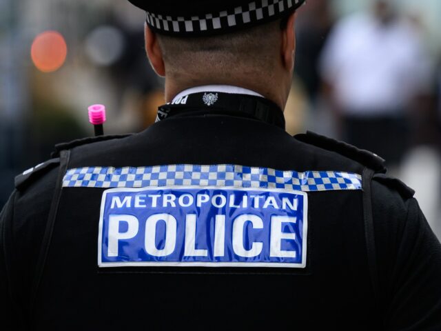 Policial de Londres filmado no meio de uma multidão intimidando Policial de Londres filmado no meio de uma multidão intimidando jornalistas da Al Jazeera