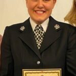 PC Zoe Williams recebeu um elogio por realizar a reanimação que salvou a vida de uma criança (foto com os pais de Elliott, Mike e Fran Jackson)