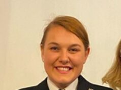 Policial heroína ‘desinibida’ fora de serviço que ‘colocou a mão na virilha de um homem enquanto dançava em uma noite de bebedeira’ evita ser demitida PC Zoe Williams recebeu um elogio por realizar a reanimação que salvou a vida de uma criança (foto com os pais de Elliott, Mike e Fran Jackson)