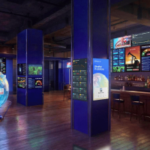 Polymarket abre bar em Washington para observar mercados geopolíticos e notícias de última hora. Interior da barra da Polymarket Situation Room com painéis de mercados de previsão de telas de dados globais e exibição do globo mundial iluminado em Washington DC.