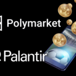 A Polymarket faz parceria com Palantir e TWG AI para monitorar os mercados de previsão esportiva. Ilustração mostrando os logotipos Polymarket e Palantir ao lado de um smartphone exibindo uma bola de futebol, com moedas de ouro flutuando acima, simbolizando mercados de previsão esportiva e tecnologia de apostas.