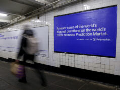 Polymarket viu US$ 529 milhões negociados em apostas vinculadas ao bombardeio do Irã A Polymarket advertisement in a subway station in New York, US, on Thursday, Feb. 5, 2026. Kalshi and Polymarket, which have been assailed by critics for encouraging financial risk taking by making betting more accessible, are now using the promise of free groceries to win over New Yorkers.