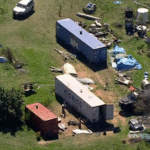 Foto aérea da propriedade onde Dezi Freeman foi baleado, 30 de março de 2026.