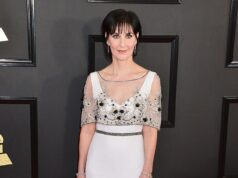 Por dentro da vida fora da rede de Enya em um castelo remoto de £ 2,5 milhões com 12 gatos e nenhum parceiro ou filhos depois de virar as costas à fama e admitir que ela é ‘sombria e difícil’ de se conviver Enya vive fora da rede em um castelo remoto de £ 2,5 milhões, sem marido ou filhos e apenas 12 gatos. A cantora disse que era 'sombria e difícil' de conviver e descreveu o casamento como 'horrível' (foto no Grammy em 2017)