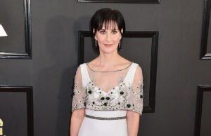 Por dentro da vida fora da rede de Enya em um castelo remoto de £ 2,5 milhões com 12 gatos e nenhum parceiro ou filhos depois de virar as costas à fama e admitir que ela é ‘sombria e difícil’ de se conviver Enya vive fora da rede em um castelo remoto de £ 2,5 milhões, sem marido ou filhos e apenas 12 gatos. A cantora disse que era 'sombria e difícil' de conviver e descreveu o casamento como 'horrível' (foto no Grammy em 2017)