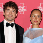 Charles Leclerc e Alexandra Saint Mleux no 76º Baile da Cruz Vermelha em 12 de julho de 2025 em Mônaco.