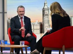 Por favor, não entre em pânico! Ministro insiste que o Reino Unido PODE parar os mísseis iranianos, apesar do alarme sobre a falta de defesas… e não há necessidade de racionamento de combustível ‘tal como está’ Steve Reed insistiu que o governo é “perfeitamente capaz” de defender o país, após sinais de que Teerã pode disparar mísseis balísticos muito mais longe do que se acreditava anteriormente.