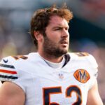 O atacante ofensivo do Chicago Bears, Drew Dalman, em seu uniforme.