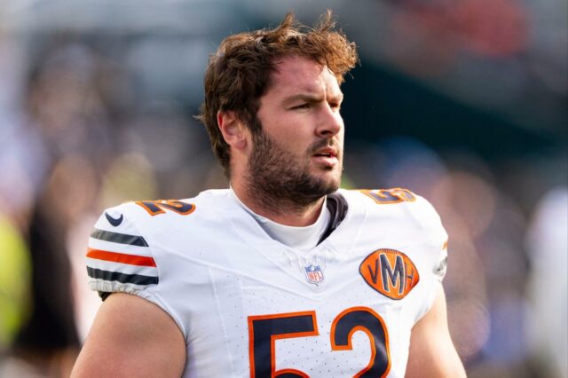 O atacante ofensivo do Chicago Bears, Drew Dalman, em seu uniforme.