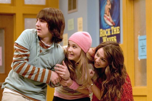 Por que Emily Osment e Mitchel Musso foram deixados de fora do ‘Especial do 20º aniversário de Hannah Montana’?
