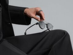 Por que Even Realities está evitando câmeras para salvar óculos inteligentes Uma pessoa segurando o RayNeo X3 Pro