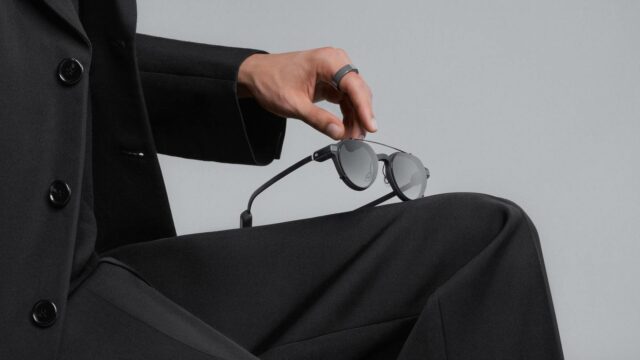 Uma pessoa segurando o RayNeo X3 Pro