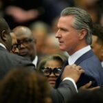 O governador da Califórnia, Gavin Newsom, chega ao serviço público de homegoing do reverendo Jesse Jackson.