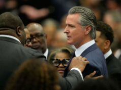 Por que Gavin Newsom divaga? O governador da Califórnia, Gavin Newsom, chega ao serviço público de homegoing do reverendo Jesse Jackson.