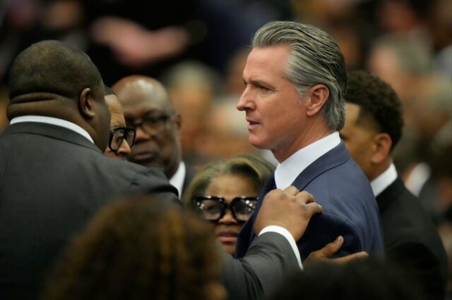 O governador da Califórnia, Gavin Newsom, chega ao serviço público de homegoing do reverendo Jesse Jackson.