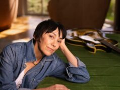 Por que Inara George está dando flores a esses veteranos do teatro de Los Angeles Por que Inara George está dando flores a esses veteranos do teatro de Los Angeles