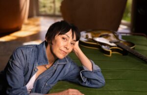 Por que Inara George está dando flores a esses veteranos do teatro de Los Angeles Por que Inara George está dando flores a esses veteranos do teatro de Los Angeles