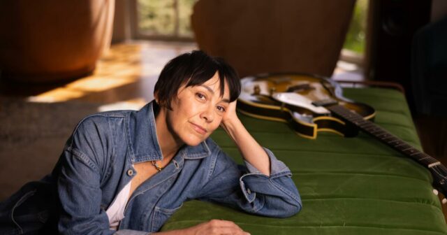 Por que Inara George está dando flores a esses veteranos do teatro de Los Angeles
