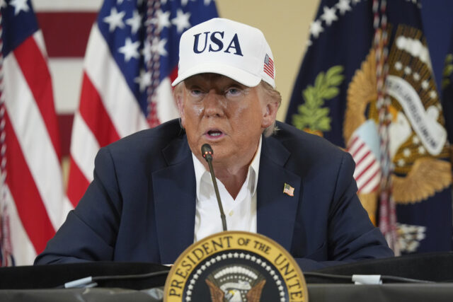 ARQUIVO - Esta combinação de fotos mostra o procurador-geral do Texas Ken Paxton, à esquerda, em Dallas e o senador John Cornyn, R-Texas, em Austin, Texas, ambos em 3 de março de 2026. (AP Photo/Julio Cortez, Jack Myer)