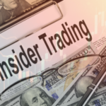 Conceito de informações privilegiadas com notas de dólar, documentos financeiros, óculos e caneta, ilustrando informações privilegiadas geopolíticas, manipulação de mercado e riscos de regulação de mercados de previsão