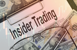 Por que a manipulação de resultados é criminosa – mas negociar com base na geopolítica não é Conceito de informações privilegiadas com notas de dólar, documentos financeiros, óculos e caneta, ilustrando informações privilegiadas geopolíticas, manipulação de mercado e riscos de regulação de mercados de previsão