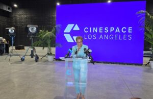 Por que a prefeita Karen Bass apareceu para o corte da fita do Cinespace Studios e o que isso significa para Hollywood Por que a prefeita Karen Bass apareceu para o corte da fita do Cinespace Studios e o que isso significa para Hollywood