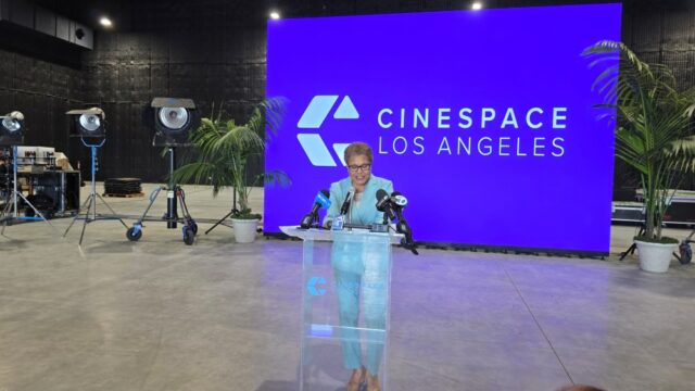 Por que a prefeita Karen Bass apareceu para o corte da fita do Cinespace Studios e o que isso significa para Hollywood
